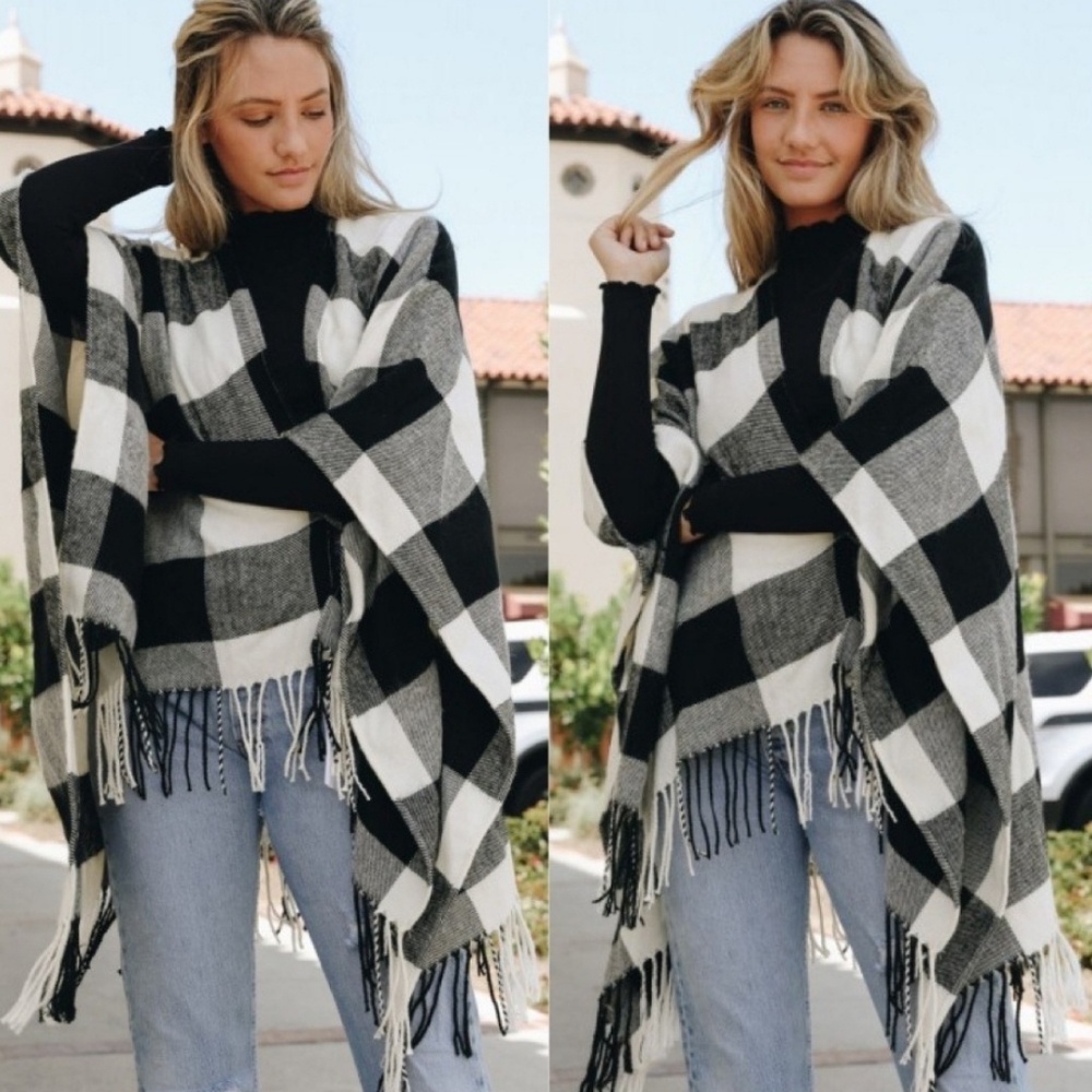 ⭐BOUTIQUE SALE!⭐Black/ white buffalo check ponchos